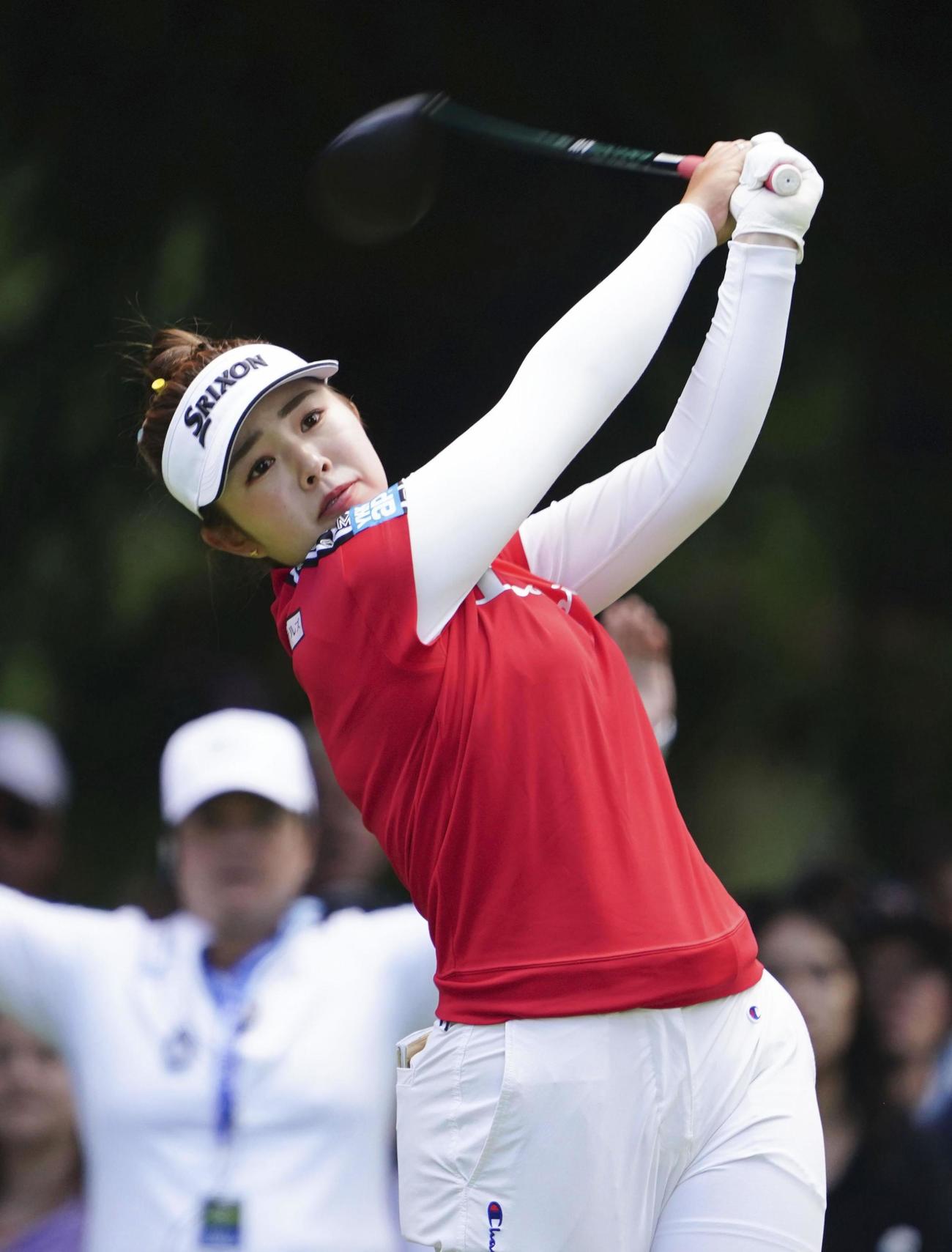最終ラウンド、ティーショットを放つ山下美夢有（共同）