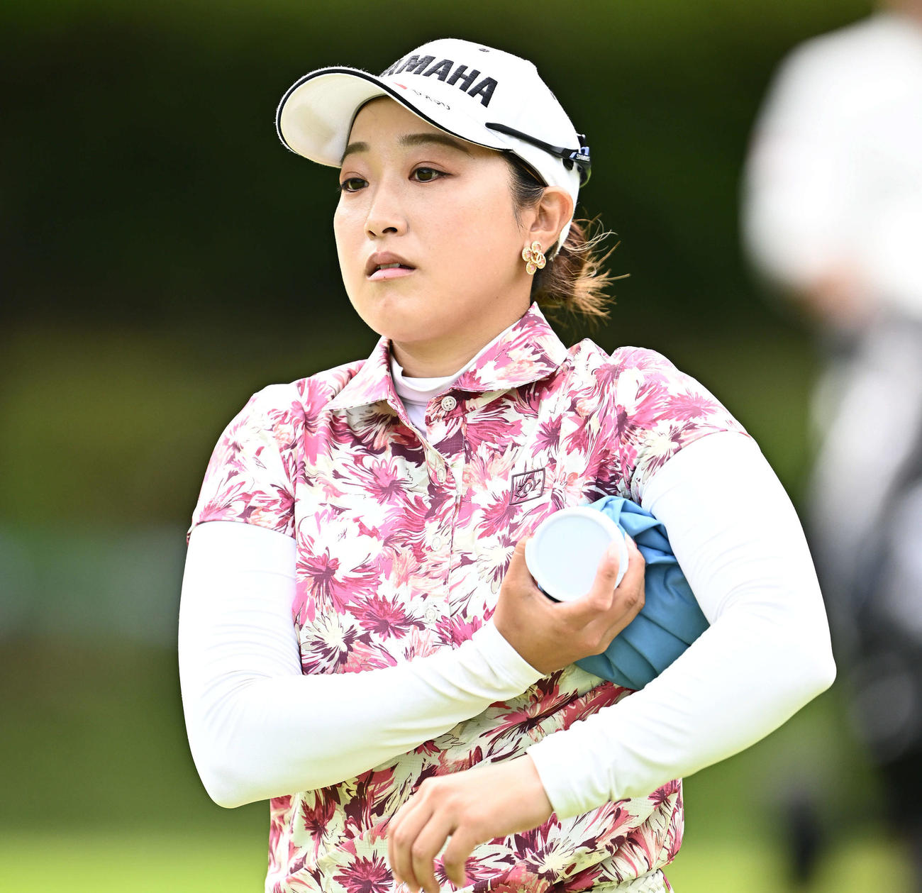 2番、氷のうを脇に抱える高木優（撮影・滝沢徹郎）
