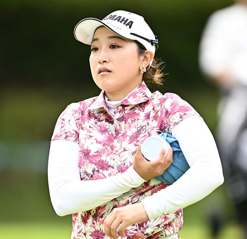 2番、氷のうを脇に抱える高木優（撮影・滝沢徹郎）