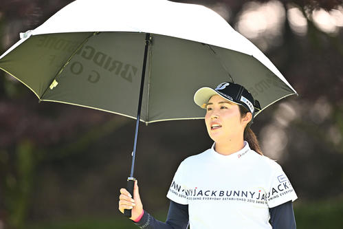 2番、日傘を差してラウンドする大里(撮影・滝沢徹郎)