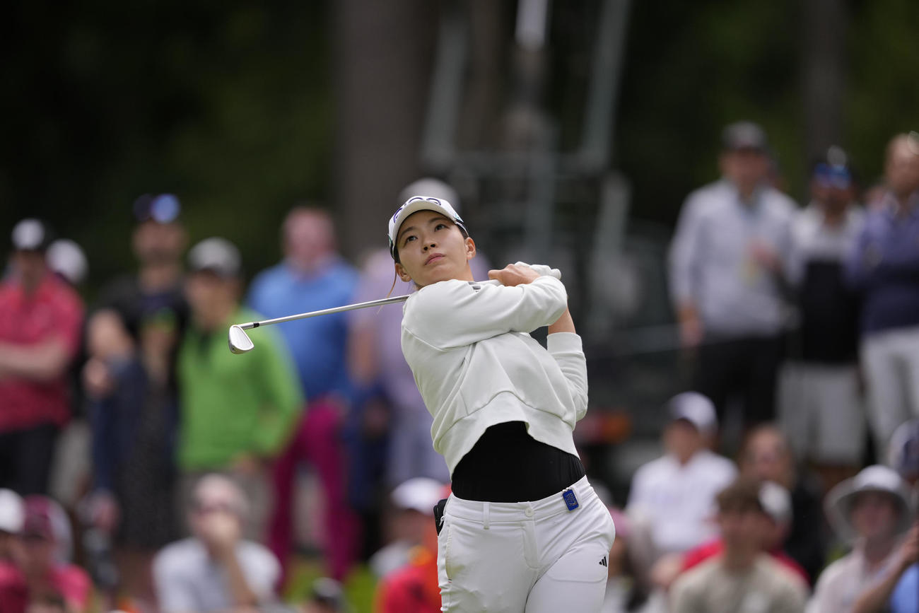 全米女子プロ選手権最終日　17番のティーショットを放つ渋野日向子（AP）