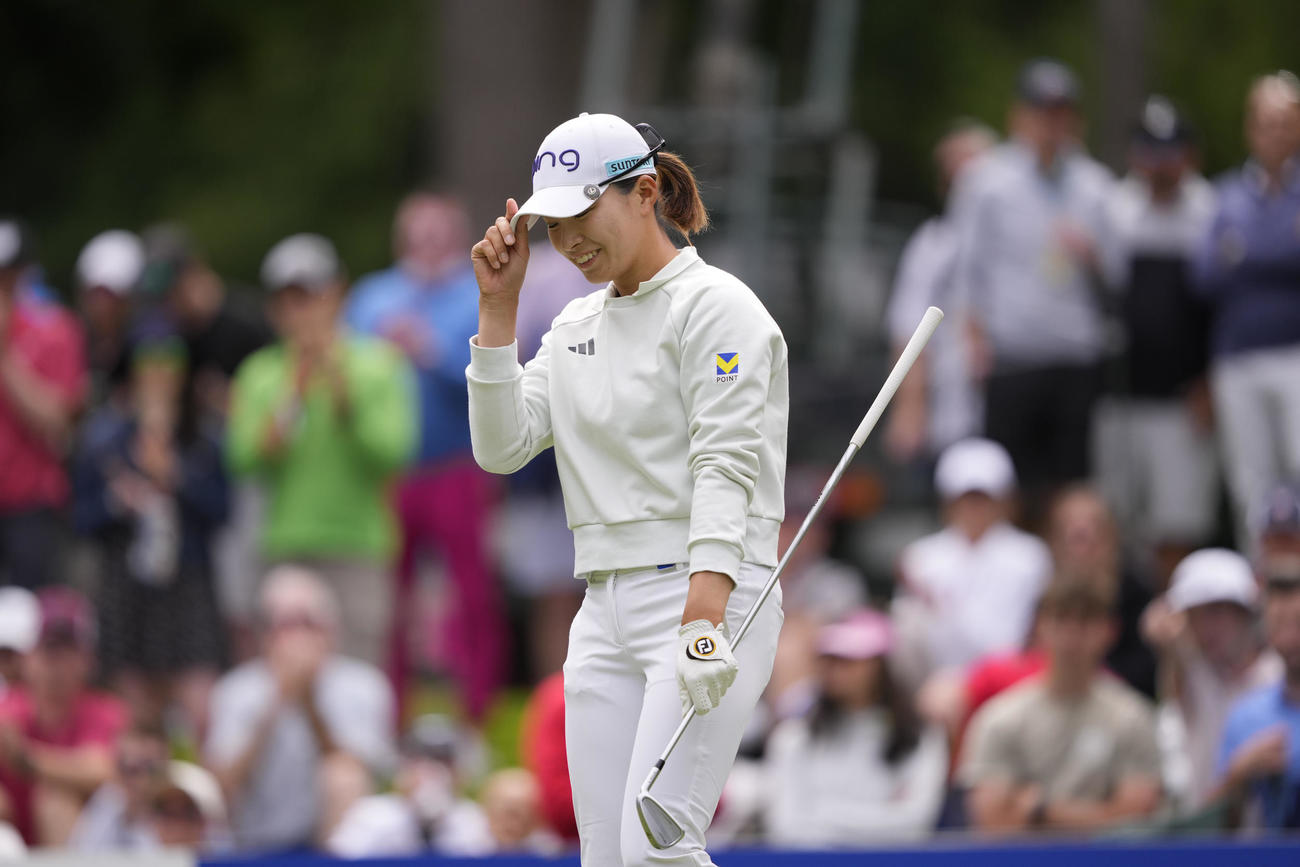 全米女子プロ選手権最終日　17番のティーショット後、観衆に応える渋野日向子（AP）