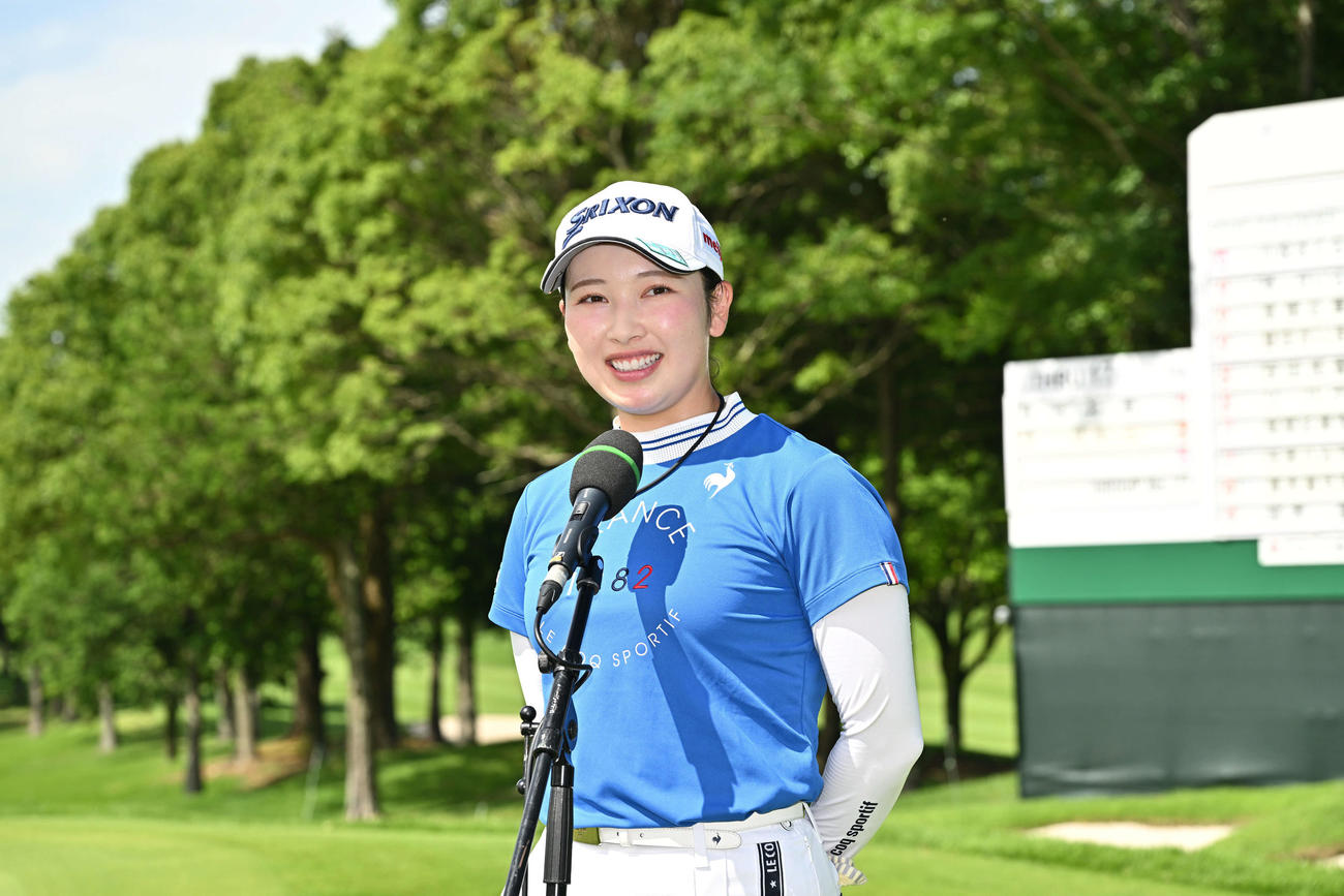 優勝を決めインタビューに応じる小祝（撮影・滝沢徹郎）