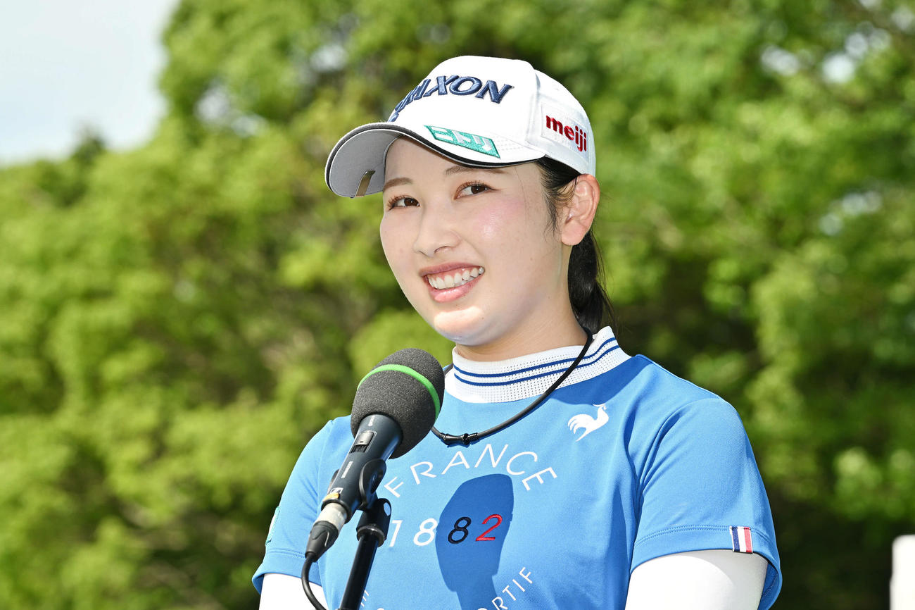 優勝を決めインタビューに応じる小祝（撮影・滝沢徹郎）