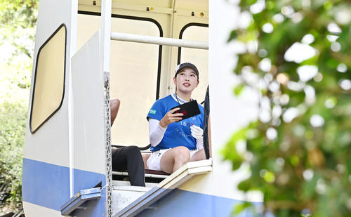 リフトに乗って移動する小祝（撮影・滝沢徹郎）