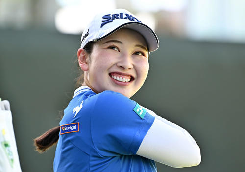 18番、ウイニングショットに臨む小祝は笑顔を見せる（撮影・滝沢徹郎）