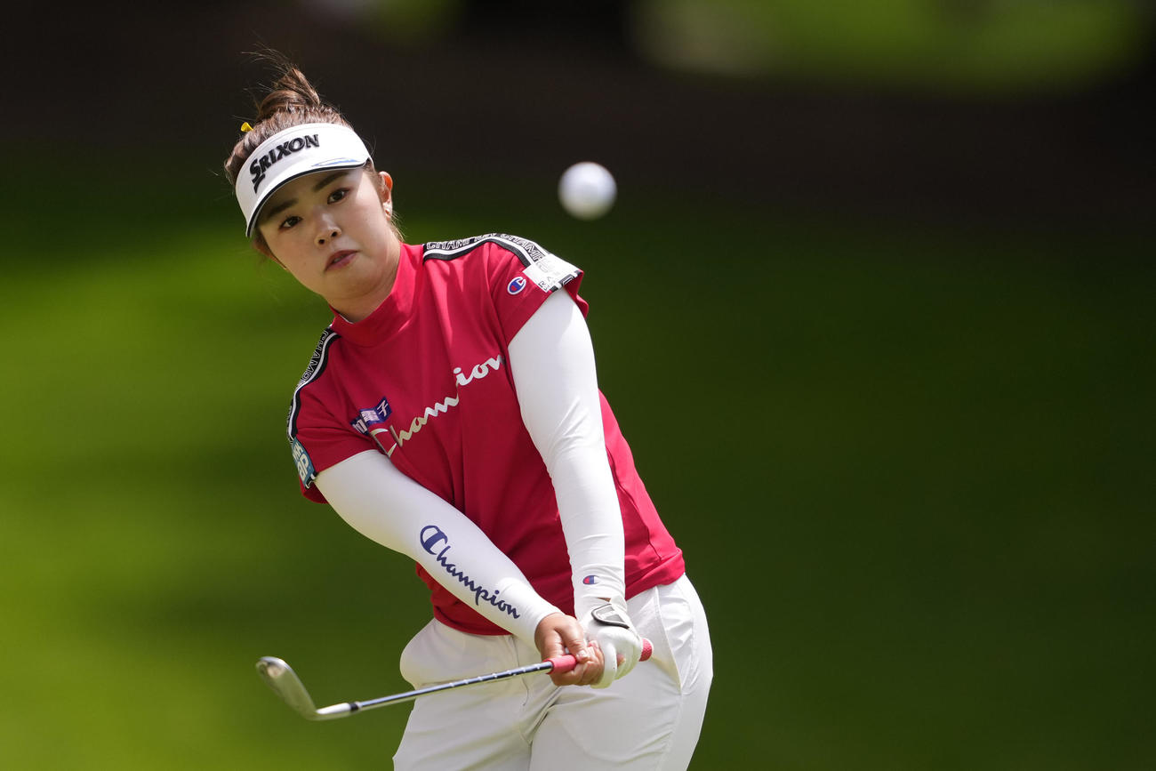 全米女子プロ選手権最終日　9番グリーンにアプローチショットを打つ山下美夢有（AP）
