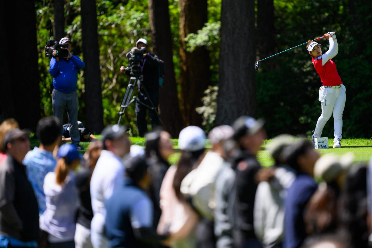 全米女子プロ選手権最終日　多くのギャラリーが見守る中、3番のティーショットを放つ山下美夢有（USA TODAY Sports＝ロイター）