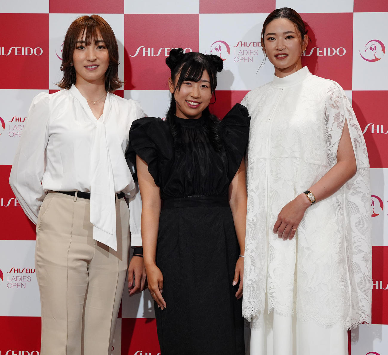 資生堂レディスオープンの前夜祭でドレスアップ撮影に臨む、左から脇元、菅沼、原（撮影・江口和貴）