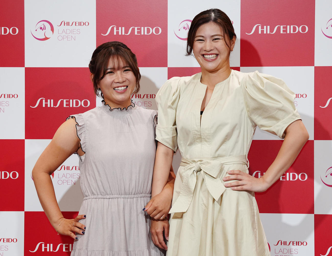 資生堂レディスオープンの前夜祭でドレスアップ撮影に臨む吉本ひ（左）と新垣（撮影・江口和貴）