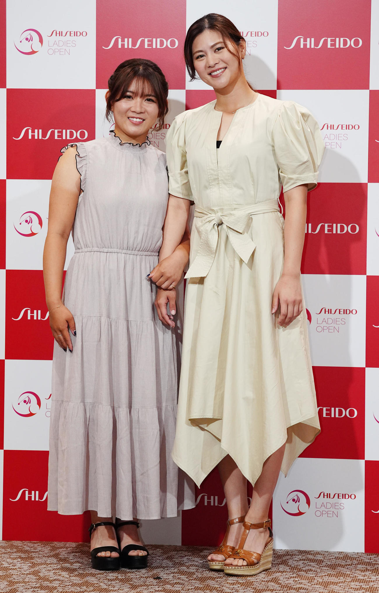資生堂レディスオープンの前夜祭でドレスアップ撮影に臨む吉本ひ（左）と新垣（撮影・江口和貴）