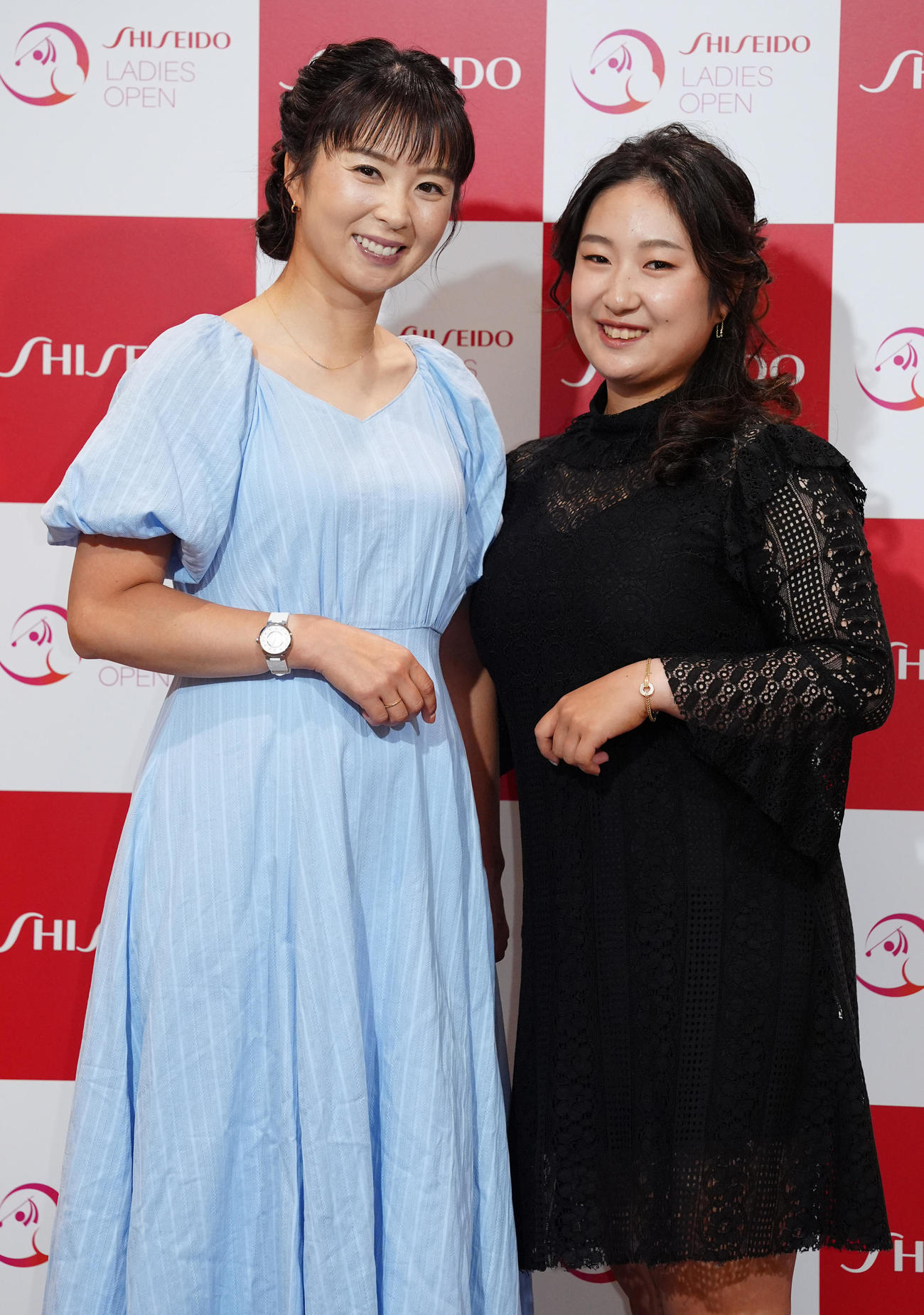 資生堂レディスオープンの前夜祭でドレスアップ撮影に臨む菊地（左）と阿部（撮影・江口和貴）