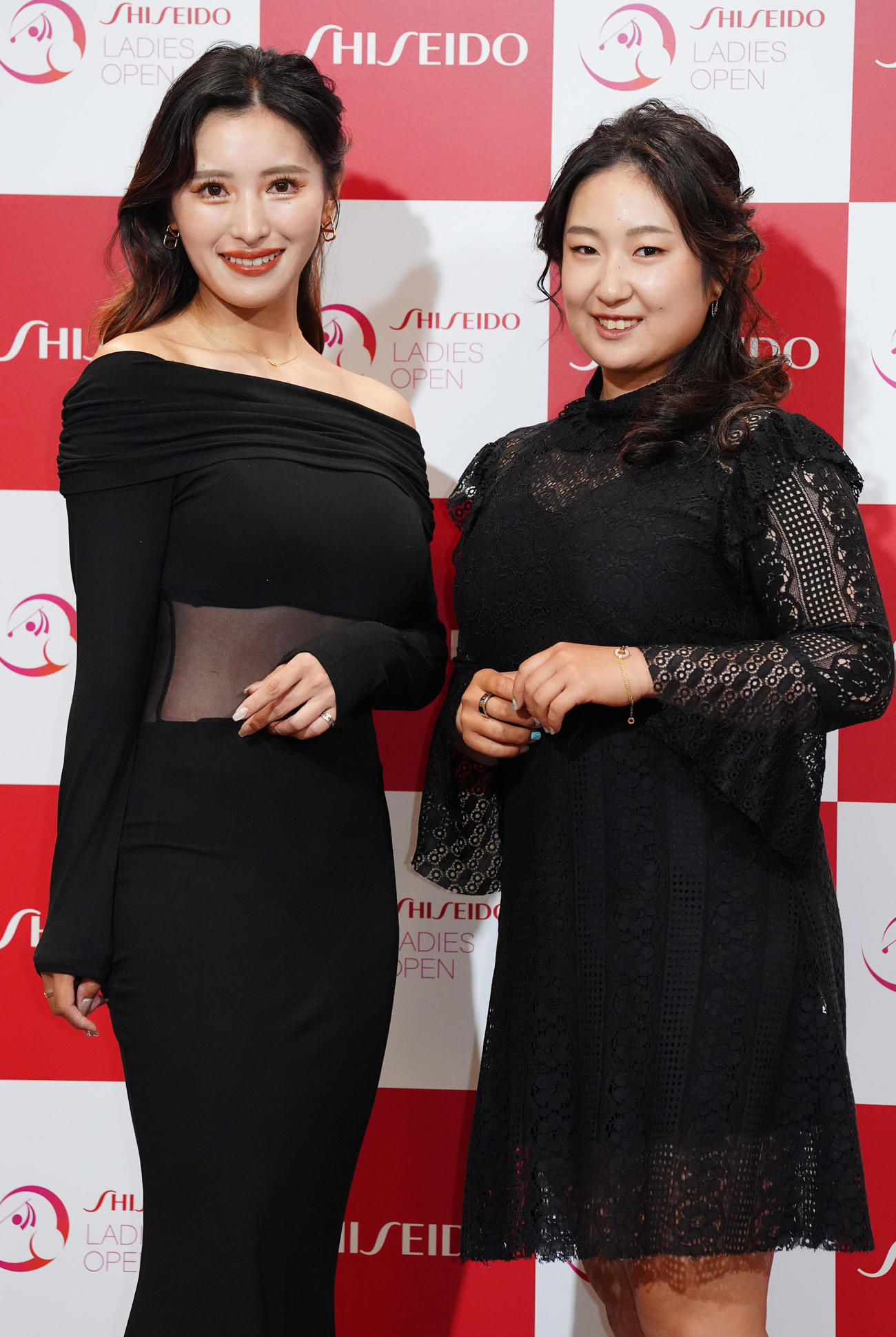 資生堂レディスオープンの前夜祭でドレスアップ撮影に臨む臼井と阿部（撮影・江口和貴）
