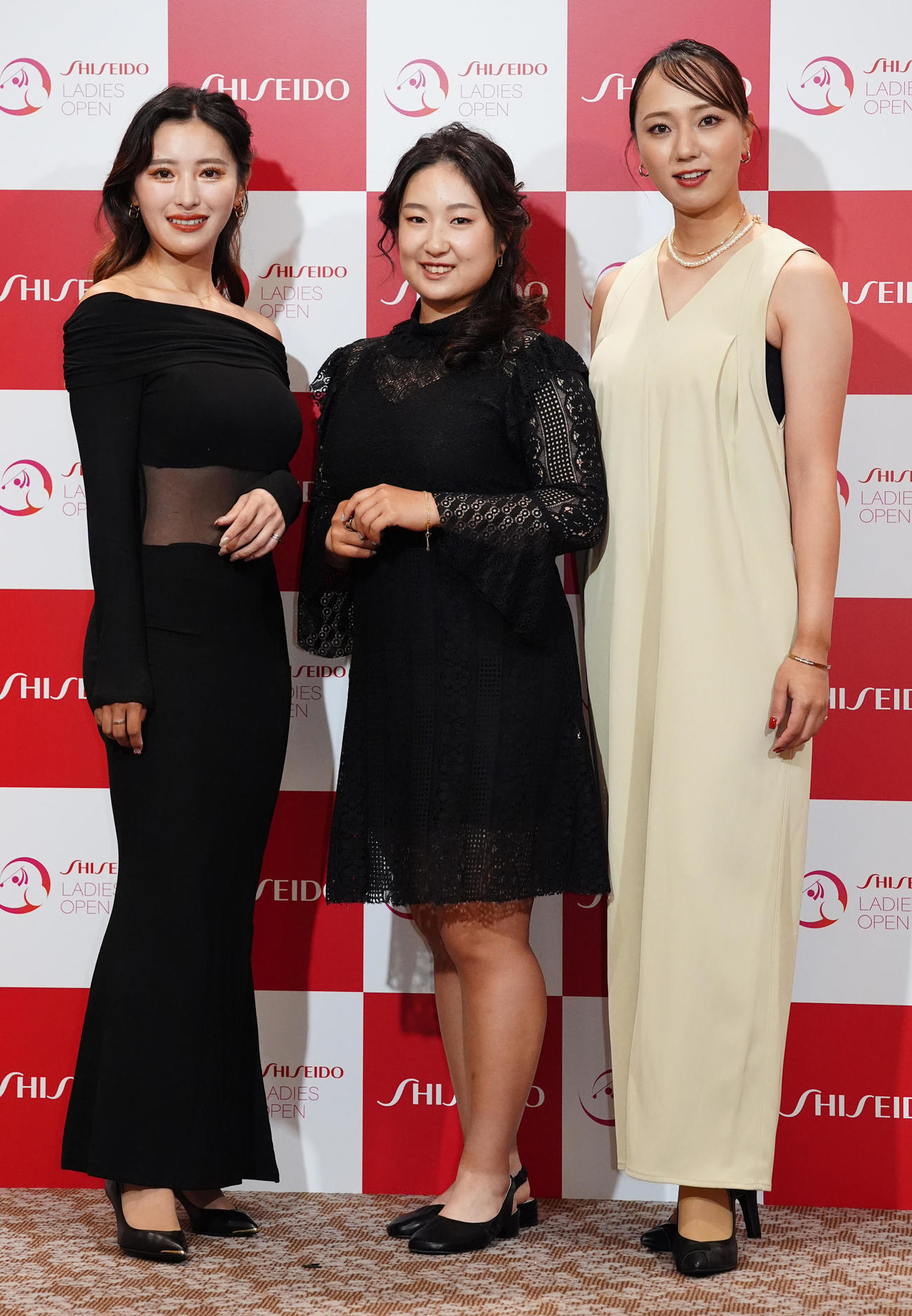 資生堂レディスオープンの前夜祭でドレスアップ撮影に臨む、左から臼井、阿部、宮田（撮影・江口和貴）