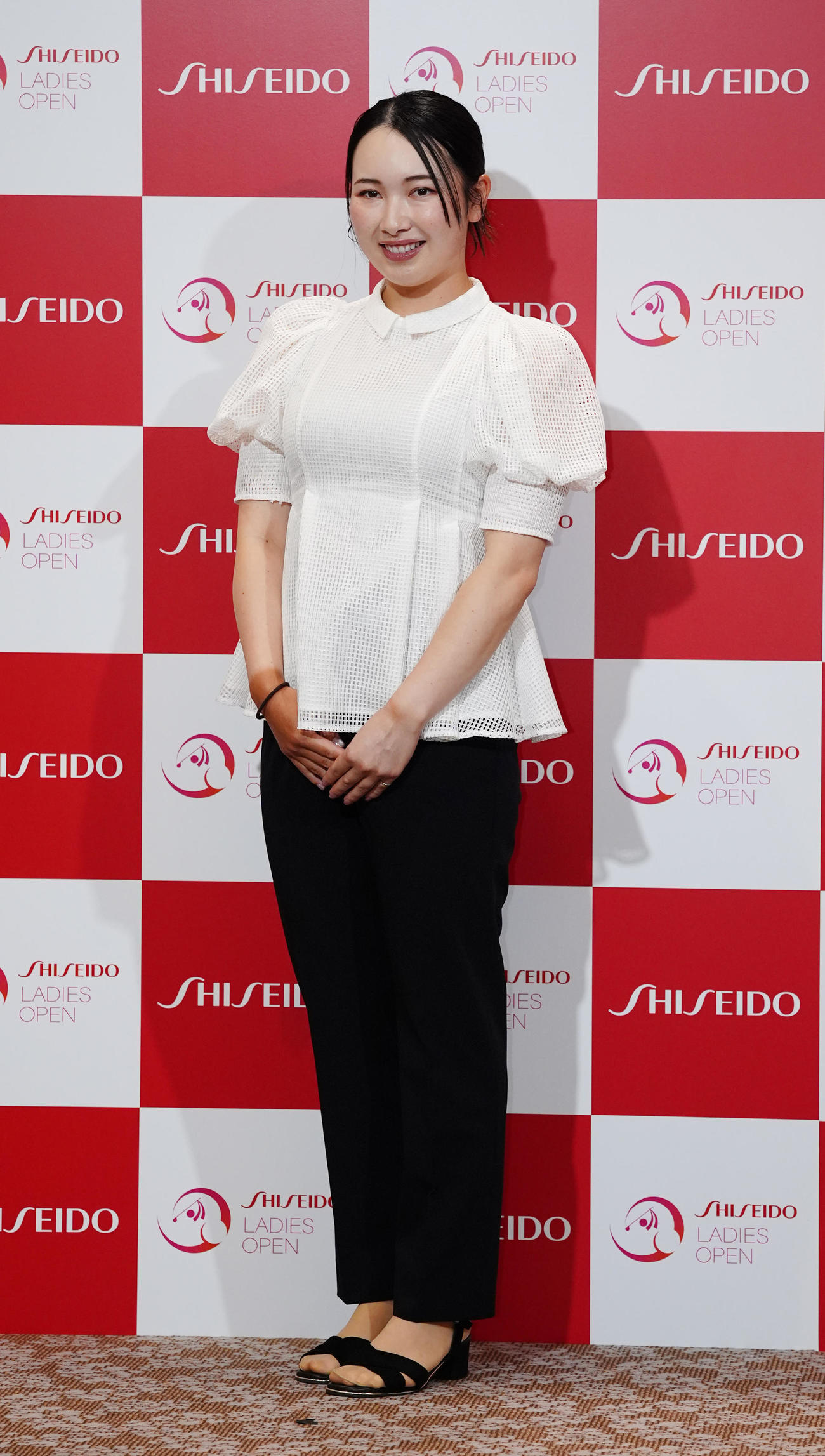 資生堂レディスオープンの前夜祭でドレスアップ撮影に臨む小祝（撮影・江口和貴）