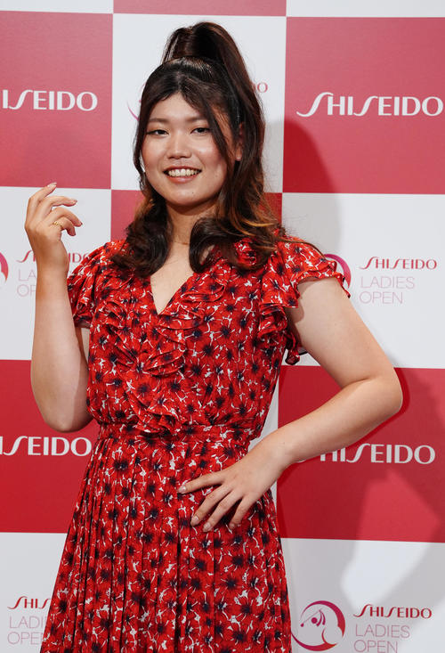 資生堂レディスオープンの前夜祭でドレスアップ撮影に臨む桜井（撮影・江口和貴）