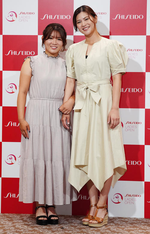 資生堂レディスオープンの前夜祭でドレスアップ撮影に臨む吉本ひ（左）と新垣（撮影・江口和貴）