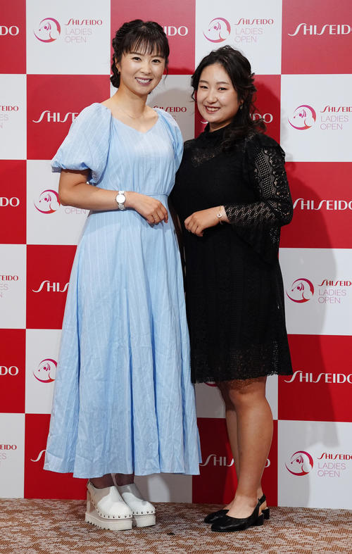 資生堂レディスオープンの前夜祭でドレスアップ撮影に臨む菊地（左）と阿部（撮影・江口和貴）
