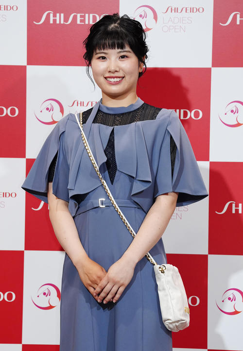 資生堂レディスオープンの前夜祭でドレスアップ撮影に臨む尾関（撮影・江口和貴）