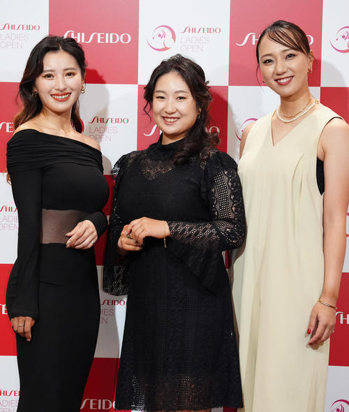 資生堂レディスオープンの前夜祭でドレスアップ撮影に臨む、左から臼井、阿部、宮田（撮影・江口和貴）