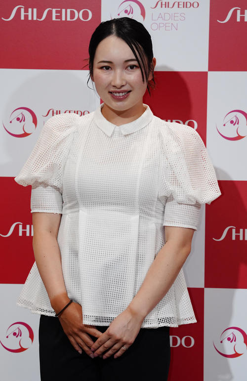 資生堂レディスオープンの前夜祭でドレスアップ撮影に臨む小祝（撮影・江口和貴）