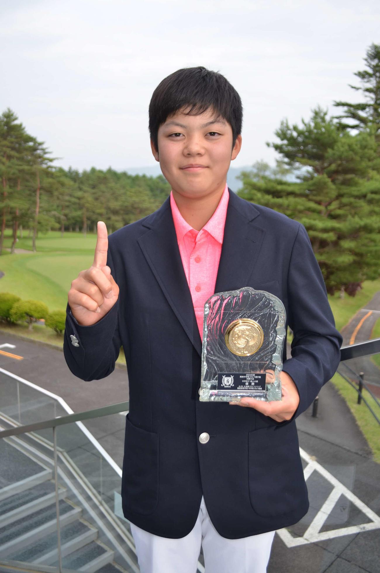 優勝楯を手にNo．1ポーズを決める神永直輝