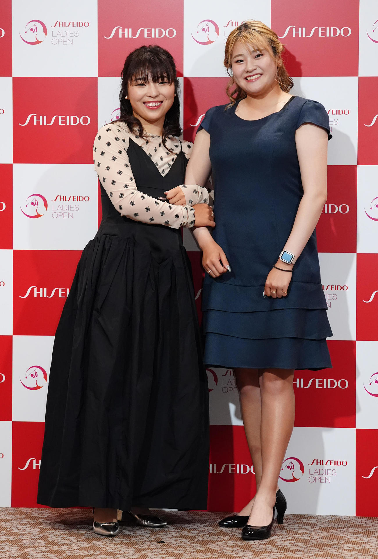 資生堂レディスオープンの前夜祭でドレスアップ撮影に臨む佐久間（左）と桑木（撮影・江口和貴）