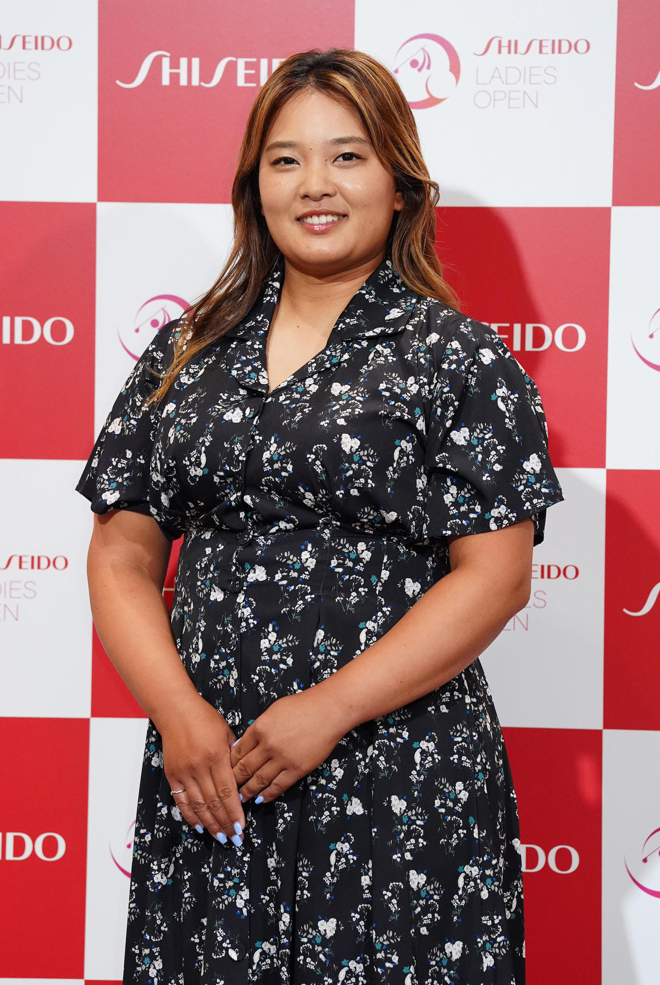 資生堂レディスオープンの前夜祭でドレスアップ撮影に臨む鈴木（撮影・江口和貴）