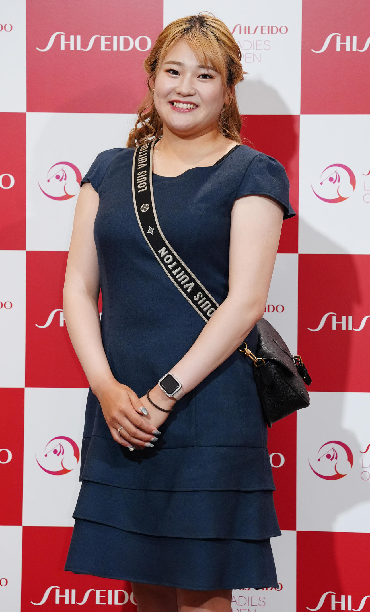 資生堂レディスオープンの前夜祭でドレスアップ撮影に臨む桑木（撮影・江口和貴）