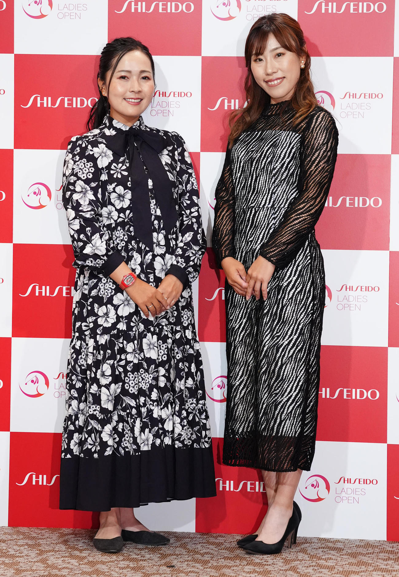 資生堂レディスオープンの前夜祭でドレスアップ撮影に臨む青木（左）と木村（撮影・江口和貴）
