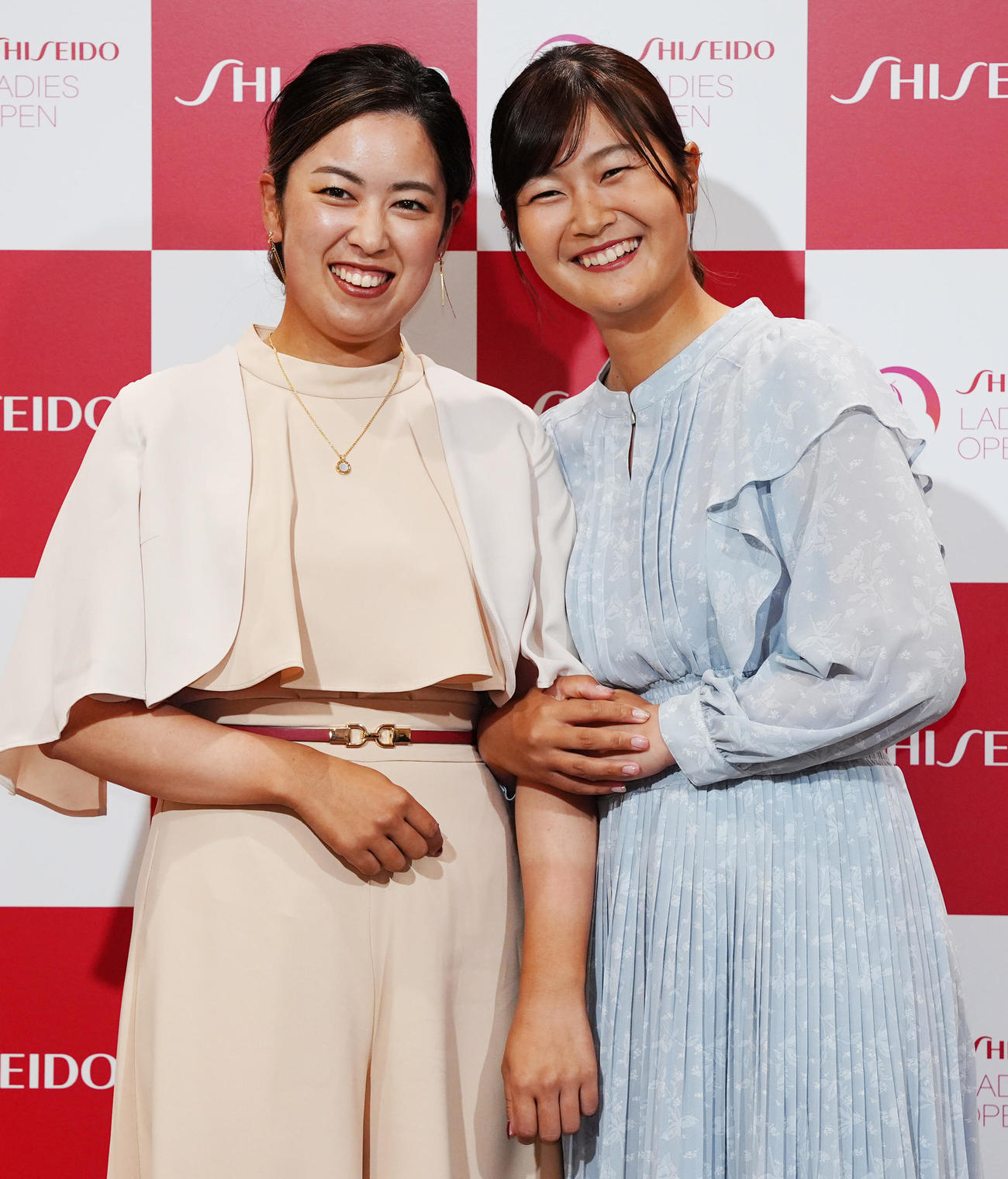 資生堂レディスオープンの前夜祭でドレスアップ撮影に臨む天本（左）と神谷そ（撮影・江口和貴）