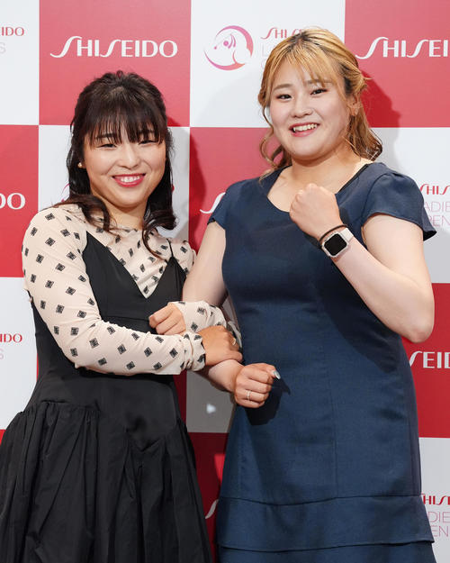 資生堂レディスオープンの前夜祭でドレスアップ撮影に臨む佐久間（左）と桑木（撮影・江口和貴）