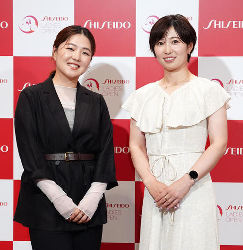 資生堂レディスオープンの前夜祭でドレスアップ撮影に臨む山内（左）と蛭田（撮影・江口和貴）
