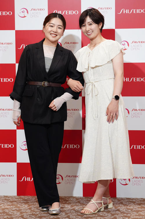 資生堂レディスオープンの前夜祭でドレスアップ撮影に臨む山内（左）と蛭田（撮影・江口和貴）