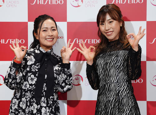 資生堂レディスオープンの前夜祭でドレスアップ撮影に臨む青木（左）と木村（撮影・江口和貴）