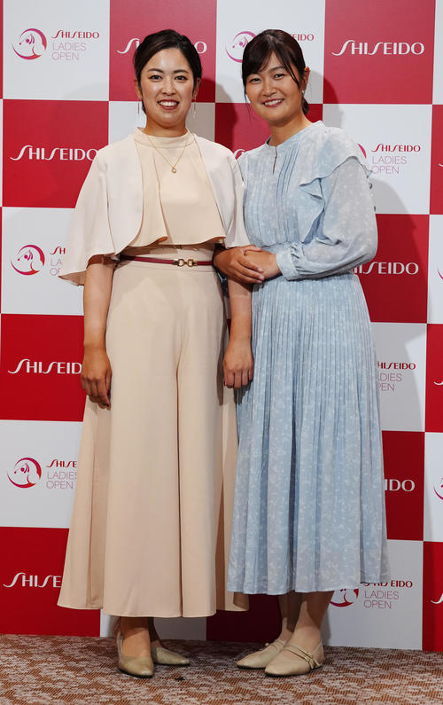 資生堂レディスオープンの前夜祭でドレスアップ撮影に臨む天本（左）と神谷そ（撮影・江口和貴）