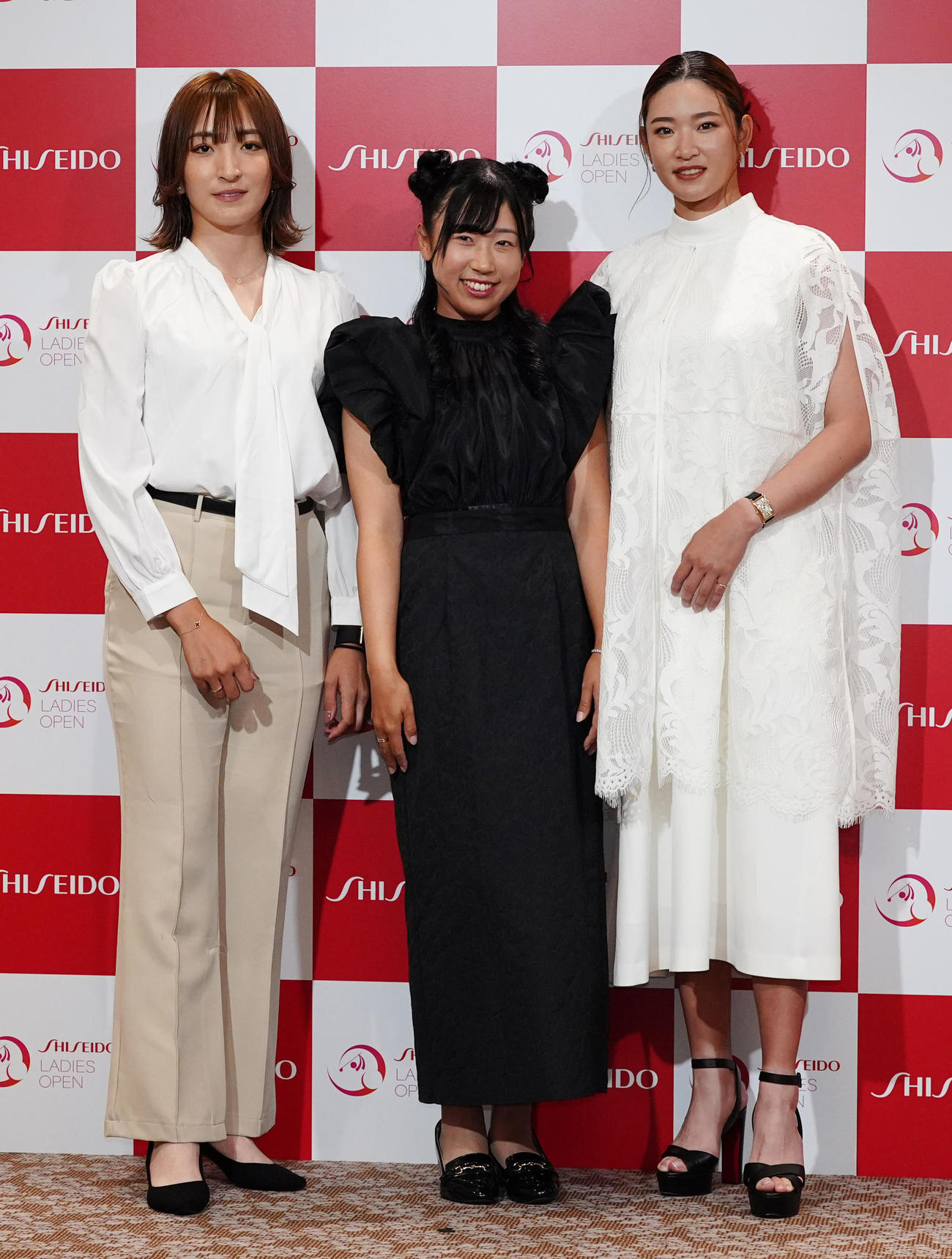 資生堂レディスオープンの前夜祭でドレスアップ撮影に臨む、左から脇元、菅沼、原（撮影・江口和貴）