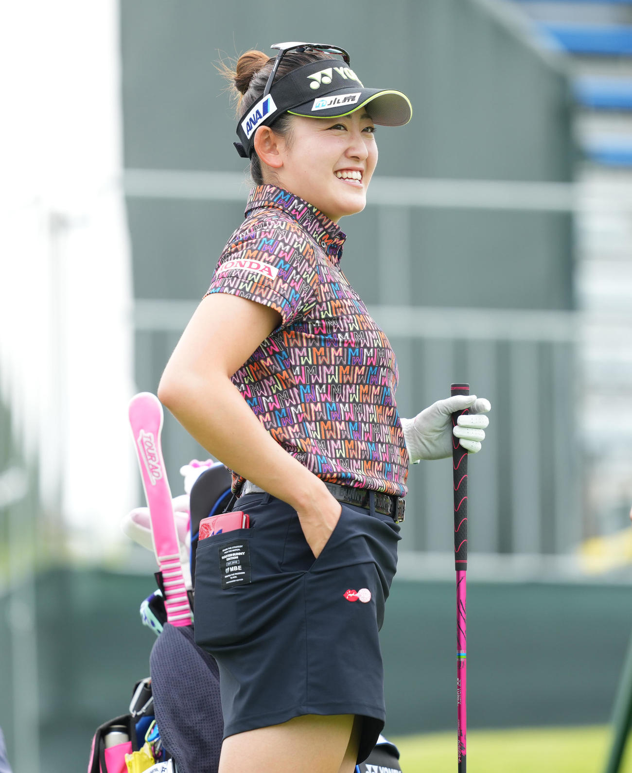 資生堂レディースのプロアマに出場し、ラウンドを前に笑顔を見せる岩井千（撮影・菅敏）