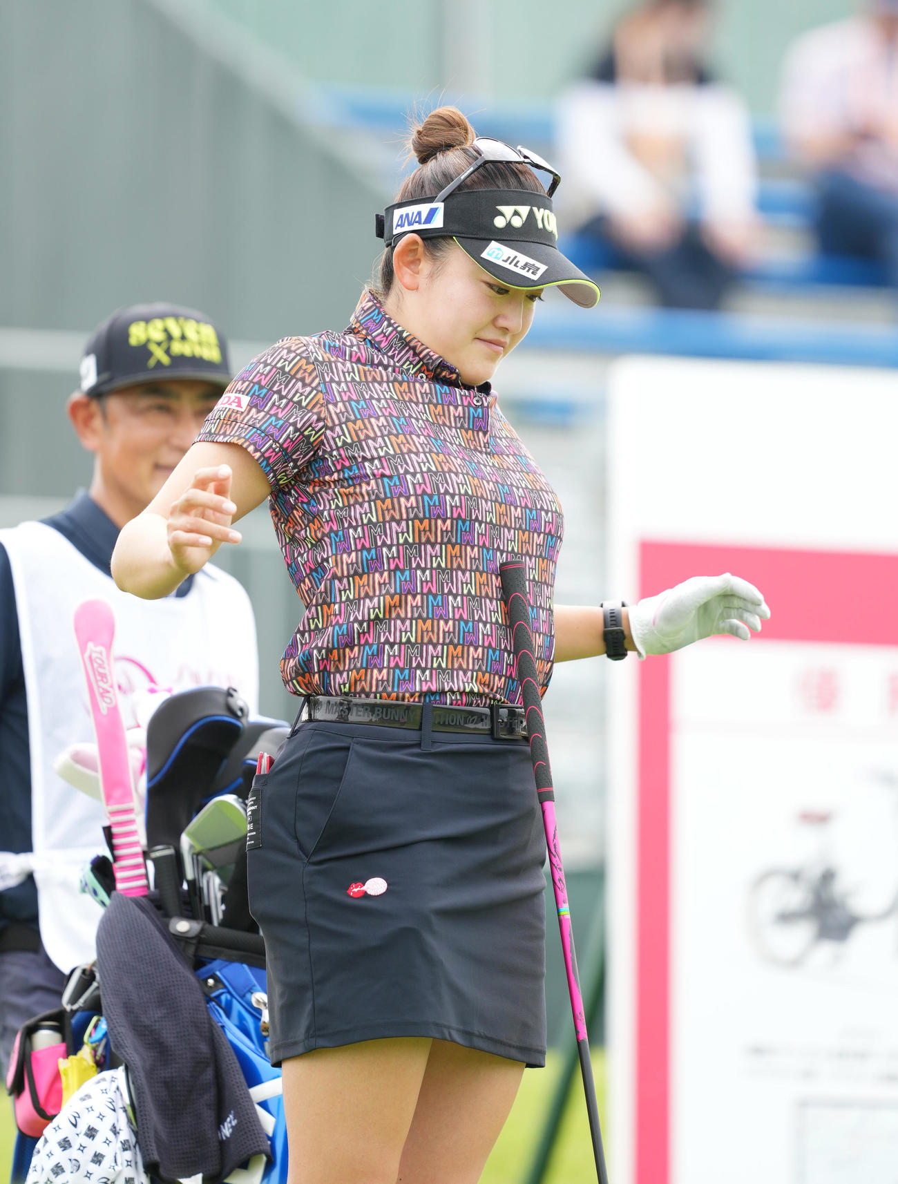資生堂レディースのプロアマに出場し、ラウンドを前にストレッチをする岩井千（撮影・菅敏）
