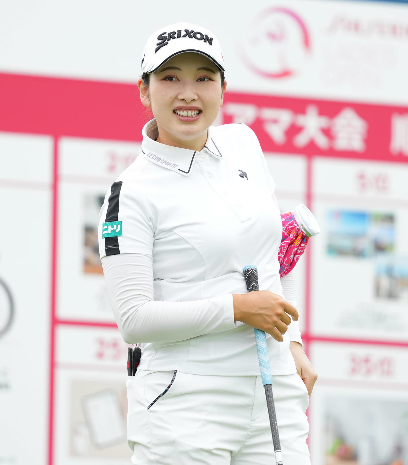 資生堂レディースのプロアマに出場し、ラウンドを前に笑顔を見せる小祝（撮影・菅敏）