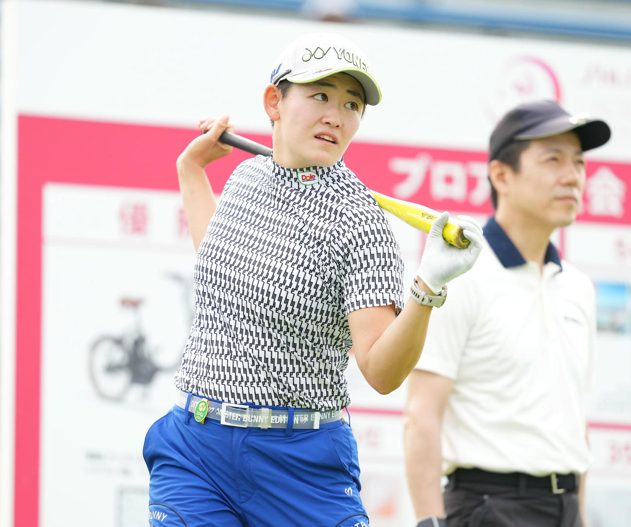 資生堂レディースのプロアマに出場し、ティーショットを前にストレッチをする岩井明（撮影・菅敏）