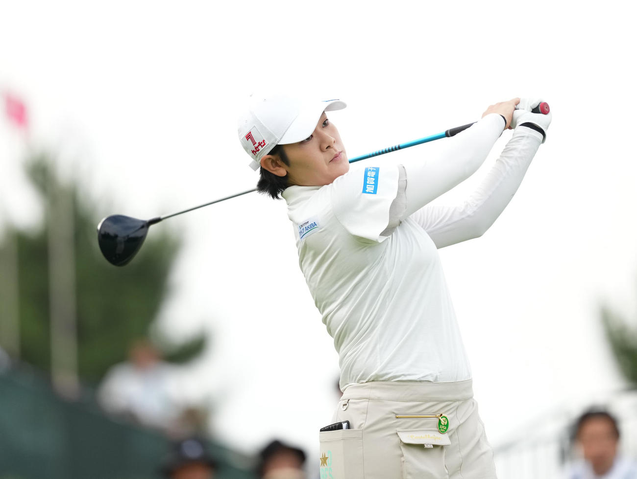 1番、ティーショットを放つ川岸（撮影・菅敏）