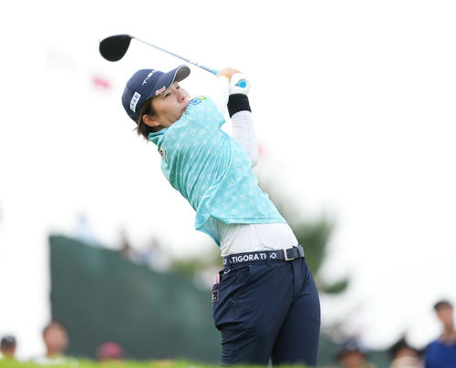 1番、ティーショットを放つ穴井（撮影・菅敏）