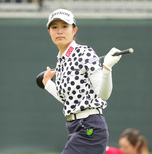 1番、ティーショットを前にストレッチをする中村（撮影・菅敏）