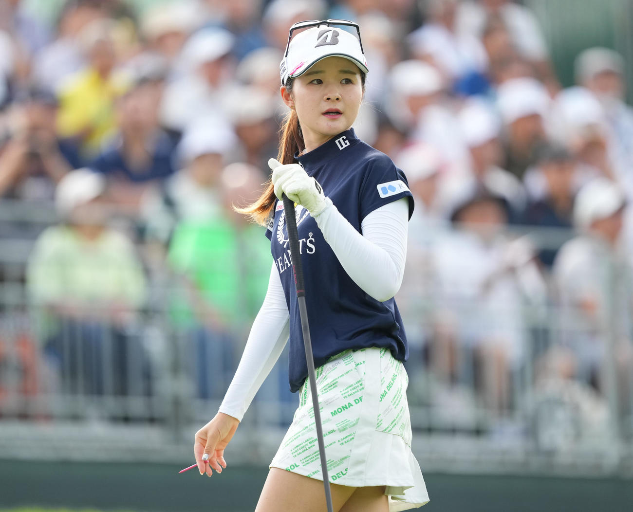 10番、ティーショットを放つ川崎（撮影・菅敏）