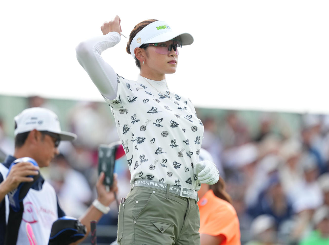 10番、ティーショットを放った原（撮影・菅敏）