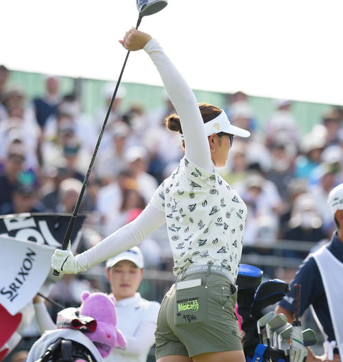 10番、ティーショットを前にストレッチをする原（撮影・菅敏）