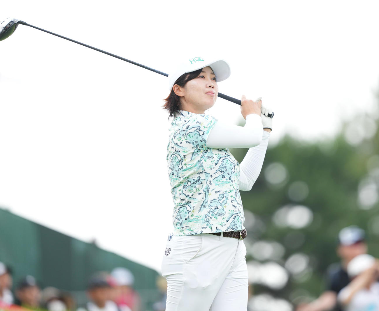 1番、ティーショットを放つ葭葉（撮影・菅敏）