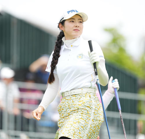 10番、ティーショットを放った辻梨恵(撮影・菅敏)