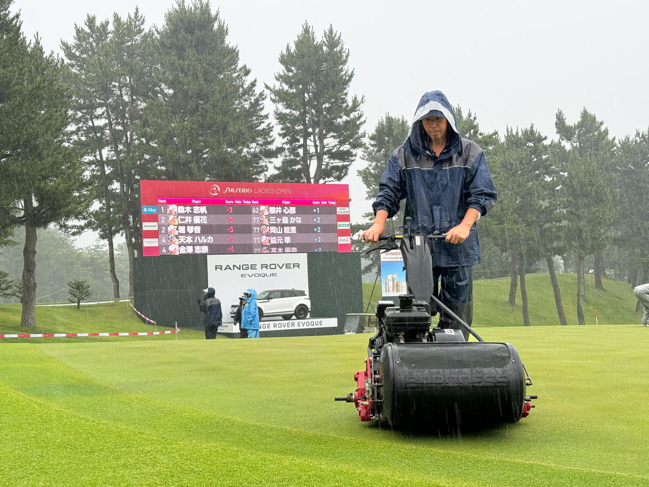 雨でスタートが遅れる資生堂レディース第2日